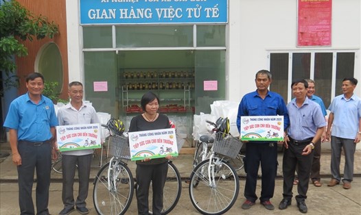 Trao hỗ trợ cho công nhân lao động tại Gian hàng Việc tử tế của Xí nghiệp Toa xe Sài Gòn do Công đoàn tổ chức. Ảnh: CĐCT