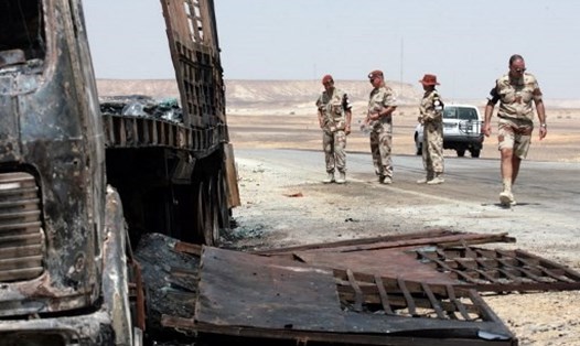 Các nhân viên MFO tại Sinai, Ai Cập kiểm tra một hiện trường liên quan đến vụ tai nạn máy bay quân sự Pháp hồi năm 2007. Ảnh: AFP