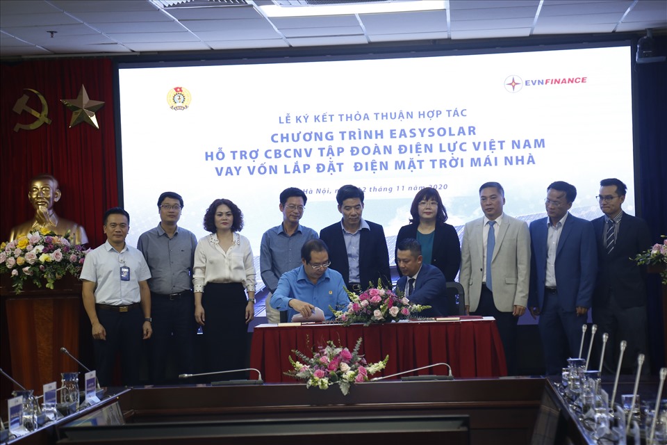 Lễ ký kết giữa Công đoàn Điện lực Việt Nam và Công ty Tài chính Cổ phần Điện lực (EVNFinance). Ảnh: CĐĐL
