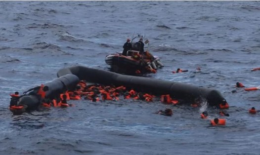 Một vụ lật thuyền ngoài khơi bờ biển Libya hôm 12.11 đã khiến ít nhất 74 người di cư thiệt mạng. Ảnh: CBC