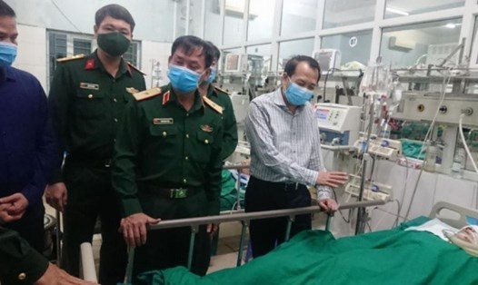 Các lực lượng chức năng tỉnh Hà Giang thăm hỏi, động viên chiến sĩ bị thương trong khi rà phá bom mìn. Ảnh: T. Toan