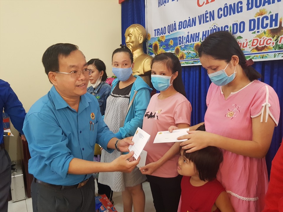 Ông Phạm Văn Hiền, Phó Chủ tịch Công đoàn các KCX-KCN TPHCM tặng quà cho người lao động bị mất việc bởi dịch COVID-19. Ảnh Đức Long
