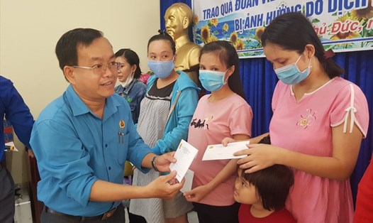 Ông Phạm Văn Hiền, Phó Chủ tịch Công đoàn các KCX-KCN TPHCM tặng quà cho người lao động bị mất việc bởi dịch COVID-19. Ảnh Đức Long