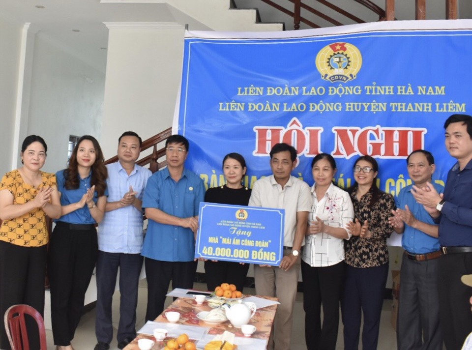 Lãnh đạo LĐLĐ tỉnh Hà Nam, LĐLĐ huyện Thanh Liêm bàn giao nhà mái ấm công đoàn cho gia đình đoàn viên Hoàng Văn Lung. Ảnh: Hoàng Hải.