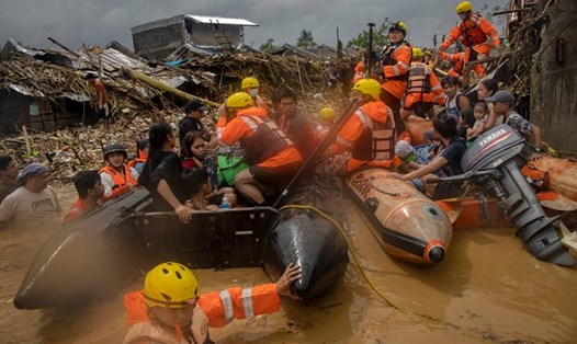 Cứu hộ người dân Philippines trong bão Vamco. Ảnh: Getty Images