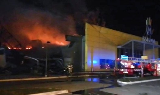 Đám cháy lớn đã thiêu rụi một diện tích 500 mét vuông tại trung tâm thương mại ở thành phố Ryazan, Nga, hôm 12.11. Ảnh: RT