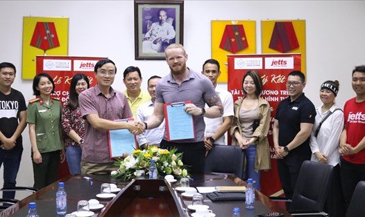 Đại diện công an cử khẩu Cảng hàng không quốc tế Tân Sơn Nhất (phải) ký hợp tác với đại diện của FLG Việt Nam chiều 13.11. Ảnh: Trung Nam.