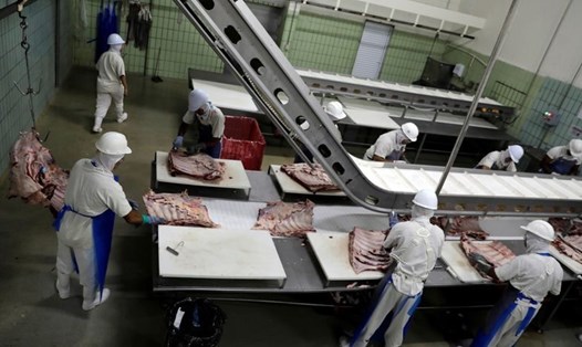 Thành phố Vũ Hán cho biết đã phát hiện có COVID-19 trên bao bì thịt bò nhập khẩu từ Brazil. Ảnh: Reuters