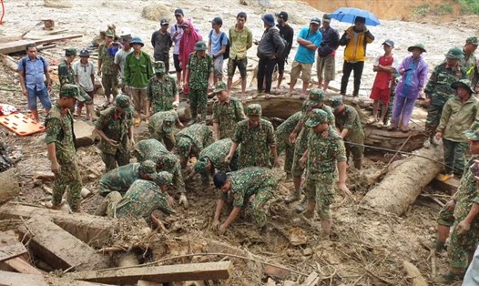 Lực lượng chức năng tìm kiếm nạn nhân mất tích ở Quảng Nam. Ảnh: Thanh Chung