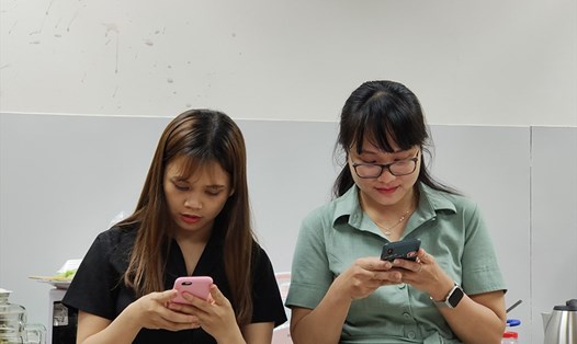 Người dùng smartphone tại Việt nam đang chiếm phần lớn, nhưng cũng còn hàng chục triệu người dùng các lọai điện thoại tính năng cơ bản. Ảnh: Thế Lâm.