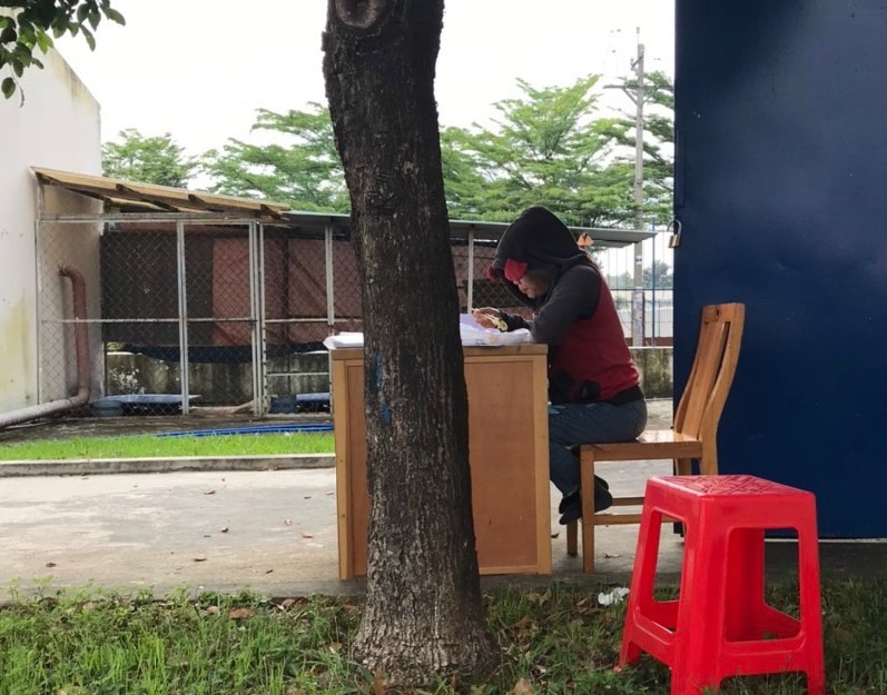 Một nhân viên phòng nhân sự và là cán bộ công đoàn cơ sở tại Bình Dương bị doanh nghiệp yêu cầu ra ngồi làm việc ngoài trời. Ảnh: NLĐ cung cấp