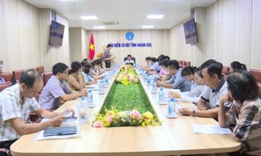 Tổ công tác liên ngành thu hồi nợ BHXH tỉnh Khánh Hòa làm việc với các đơn vị nợ đọng BHXH kéo dài. Ảnh: P.Linh