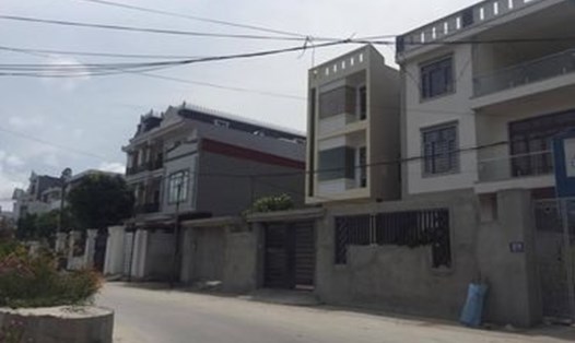 Dãy nhà kiến cố được xây dựng trái phép trên phần đất lấn chiếm thuộc đất quốc phòng ở phường Thành Tô, Hải An, Hải Phòng - ảnh MC
