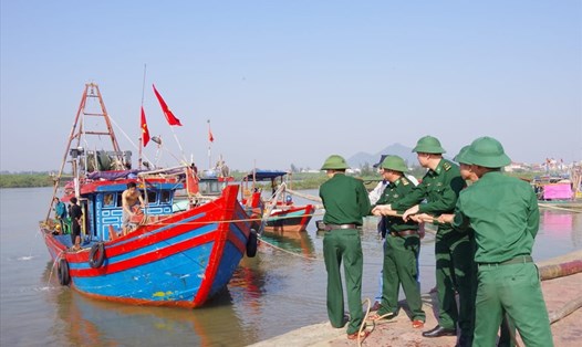 Bộ đội Biên phòng Hà Tĩnh giúp ngư dân neo đậu tàu thuyền phòng chống bão số 13. Ảnh: TT.