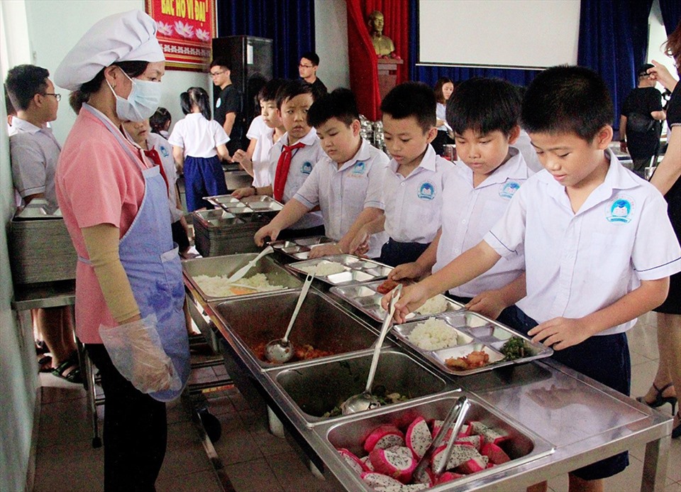Bữa ăn học đường đóng vai trò quan trọng đối với sự phát triển của trẻ. Ảnh: Anh Tuấn.