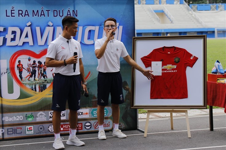 Hoàng Bách quyên góp được hơn 200 triệu ở sự kiện vì miền Trung Hoàng Bách quyên góp được hơn 200 triệu ở sự kiện vì miền Trung