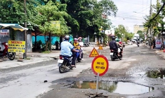 Một tuyến đường nội đô Thành phố Cà Mau hư hỏng nặng do nhiều ngày bị ngập nước. Ảnh Nhật Hồ