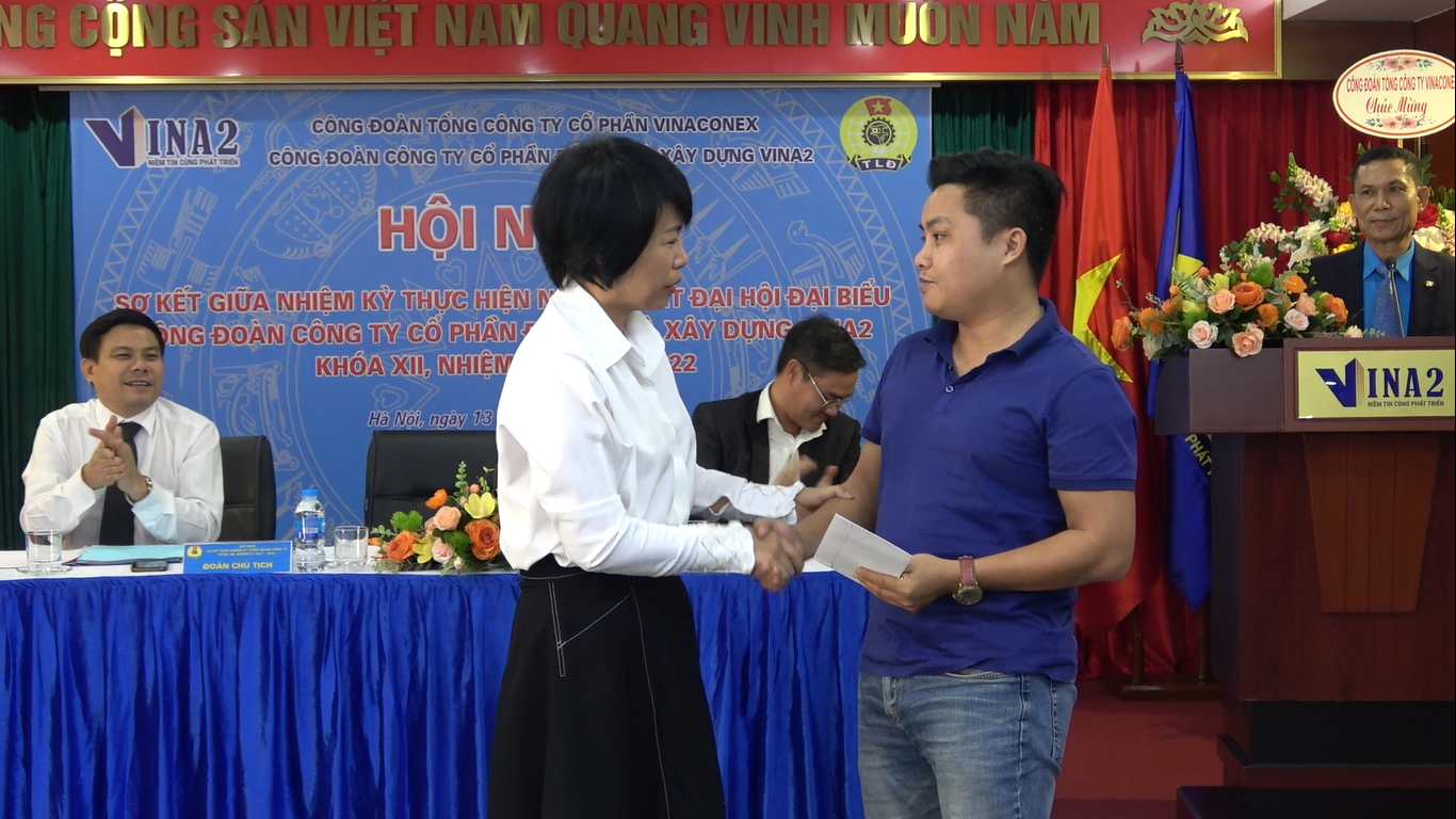 Chủ tịch CĐXDVN Nguyễn Thị Thủy Lệ trao hỗ trợ cho anh Võ Văn Thưởng. Ảnh: CĐXDVN