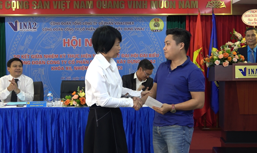 Chủ tịch CĐXDVN Nguyễn Thị Thủy Lệ trao hỗ trợ cho anh Võ Văn Thưởng. Ảnh: CĐXDVN