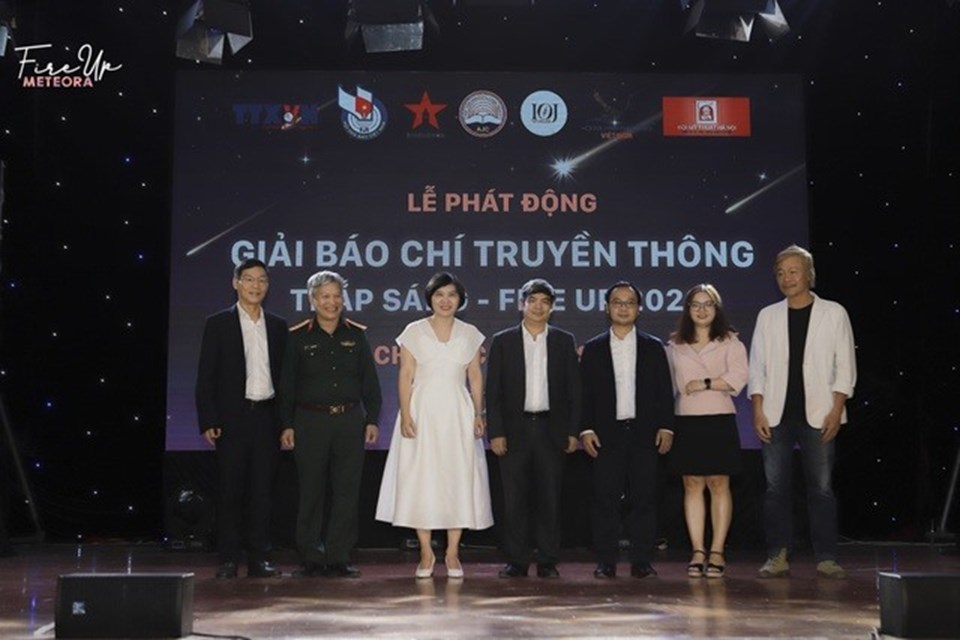 Các thành viên Ban tổ chức Giải Báo chí - Truyền thông Thắp sáng - Fire Up 2020. Ảnh: Hằng Thu Các thành viên Ban tổ chức Giải Báo chí - Truyền thông Thắp sáng - Fire Up 2020. Ảnh: Hằng Thu