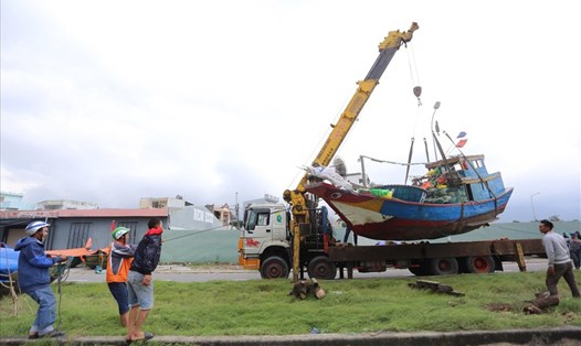 Ngư dân Đà Nẵng đưa tàu thuyền vào bờ tránh bão số 13. Ảnh: Tường Minh