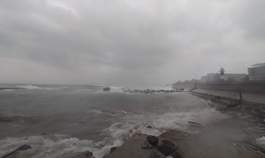 Sóng biển bảo vây huyện đảo Lý Sơn.