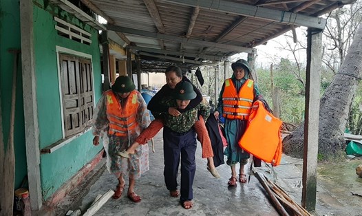 Quảng Nam khẩn trương di dời dân đến nơi an toàn để phòng tránh bão số 13. Ảnh: Thanh Chung