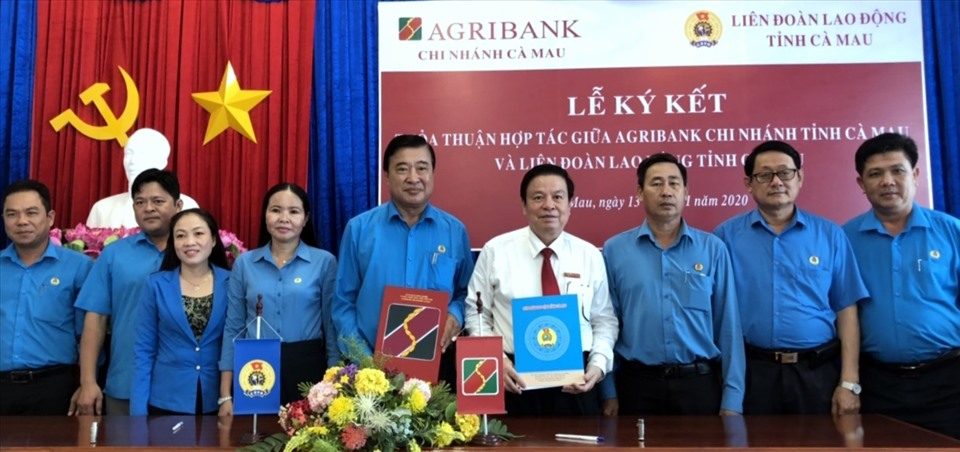 LĐLĐ Cà Mau ký kết thu phí công đoan với ngân hàng (ảnh Nhật Hồ)