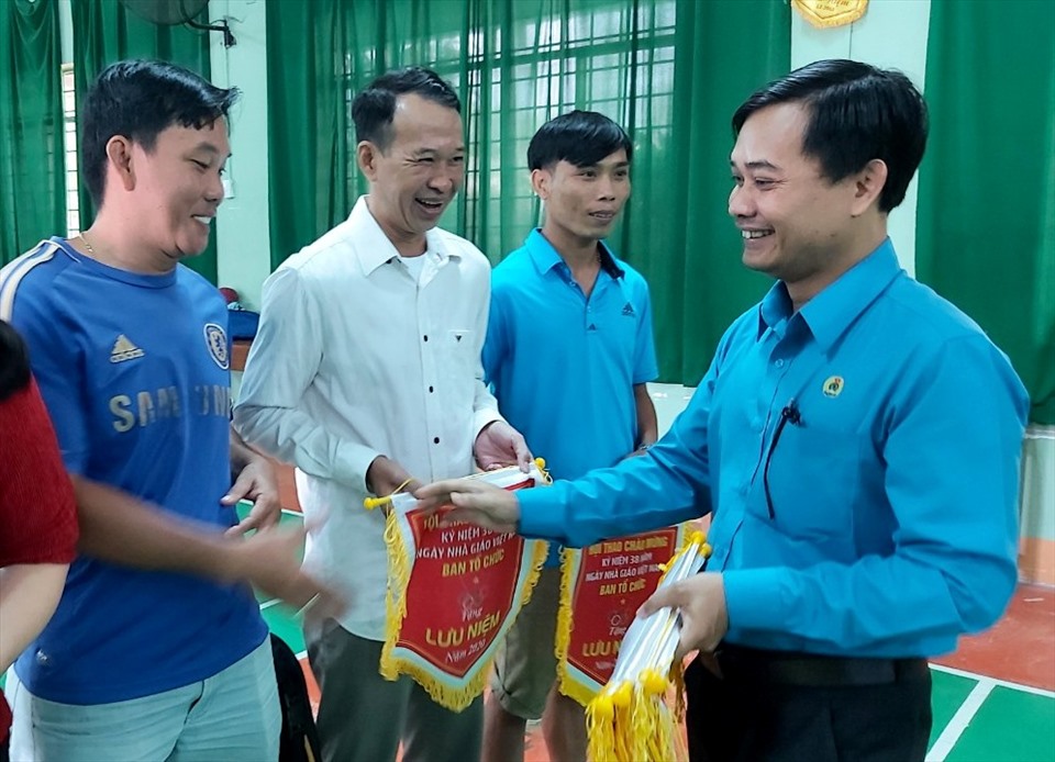 Ông Trần Văn Hiển, Phó Chủ tịch LĐLĐ huyện Phú Quốc tặng cờ lưu niệm cho các đơn vị tham gia hội thao. Ảnh: PV