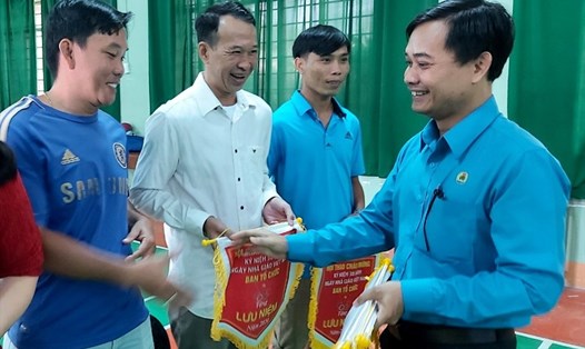 Ông Trần Văn Hiển, Phó Chủ tịch LĐLĐ huyện Phú Quốc tặng cờ lưu niệm cho các đơn vị tham gia hội thao. Ảnh: PV