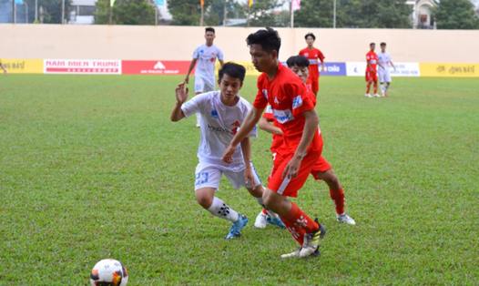 ĐH Sư phạm kỹ thuật TPHCM (áo đỏ) có chiến thắng quan trọng trước ĐH Sài Gòn tại SV-League 2020. Ảnh: Thông Ngô.