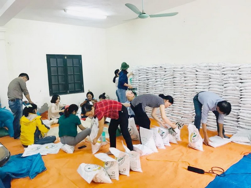 Đóng bao gạo ủng hộ đồng bào bị ảnh hưởng bởi lũ lụt. Ảnh: CĐNN