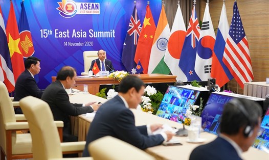 Thủ tướng Nguyễn Xuân Phúc chủ trì Hội nghị Cấp cao Đông Á. Ảnh: VGP