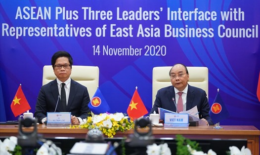 Thủ tướng Nguyễn Xuân Phúc điều hành Phiên đối thoại trong vai trò Chủ tịch ASEAN+3. - Ảnh: VGP