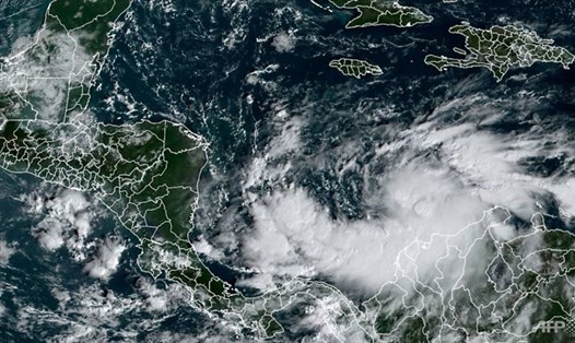 Trung Mỹ lại tiếp tục oằn mình hứng bão Iota dự kiến đổ bộ ngày 15 và 16.11, 2 tuần sau cơn bão Eta ''chết chóc'' làm chết hơn 200 người. Ảnh: AFP