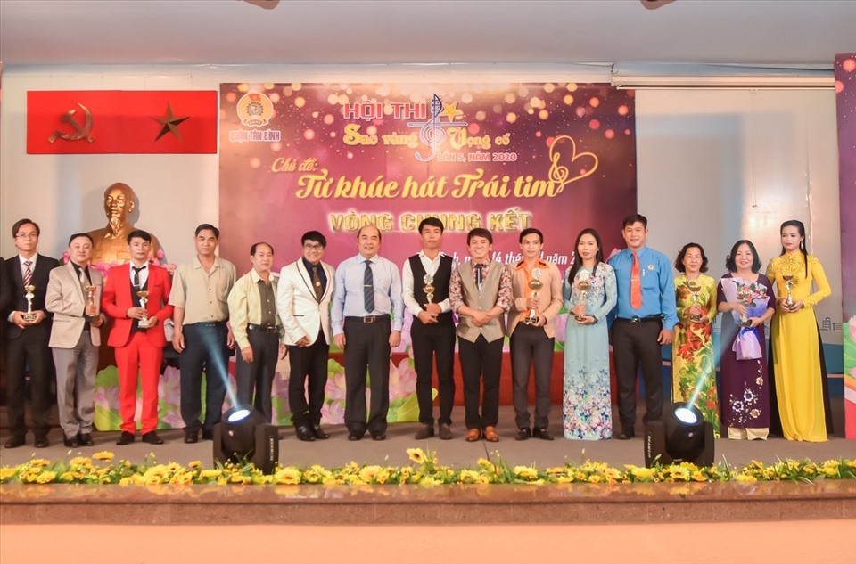 Ban tổ chức trao giải cho các thí sinh có thành tích trong hội thi. Ảnh Đức Long