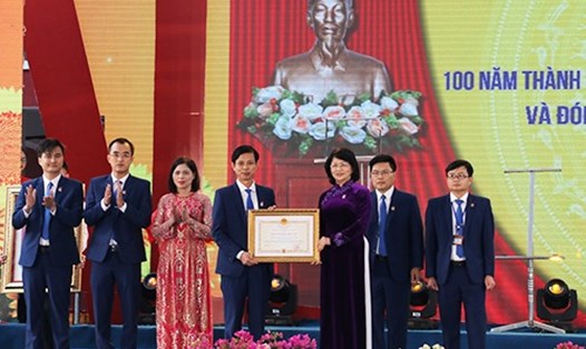 Phó Chủ tịch Nước Đặng Thị Ngọc Thịnh trao tặng Huân chương Độc lập hạng Nhì cho trường THPT Huỳnh Thúc Kháng. Ảnh: Phan Quỳnh