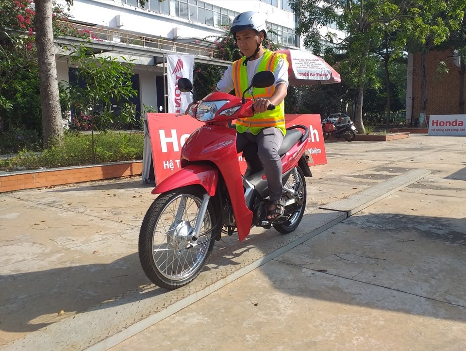 Hướng dẫn công nhân ở Bình Dương kỹ năng lái xe an toàn. Ảnh: Hữu Long
