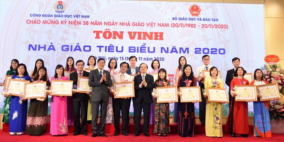 Bộ trưởng Phùng Xuân Nhạ, Chủ tịch Công đoàn Giáo dục Việt Nam Vũ Minh Đức trao Bằng khen tới nhà giáo tiêu biểu. Ảnh Thế Đại, Nguyễn Duẩn.