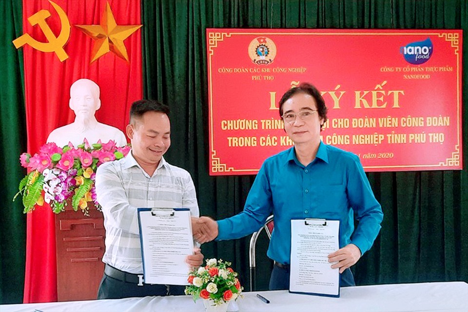 Ông Nguyễn Đức Sinh – Chủ tịch Công đoàn các KCN Phú Thọ và ông Nguyễn Văn Nam – Chủ tịch Hội đồng quản trị Công ty Cổ phần thực phẩm NanoFood tại lễ ký kết thỏa thuận hợp tác. Ảnh: Quang Việt