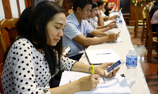 Hiện nay, tỉ lệ người dùng smartphone tại Việt Nam đã cao hơn tỉ lệ người dùng điện thoại tính năng cơ bản. Ảnh minh họa: Thế Lâm.