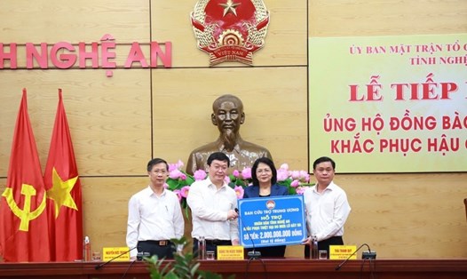 Phó Chủ tịch nước Đặng Thị Ngọc Thịnh trao 2 tỷ đồng của Ban cứu trợ Trung ương hỗ trợ Nhân dân tỉnh Nghệ An khắc phục thiệt hại do mưa lụt gây ra. Ảnh: BNA