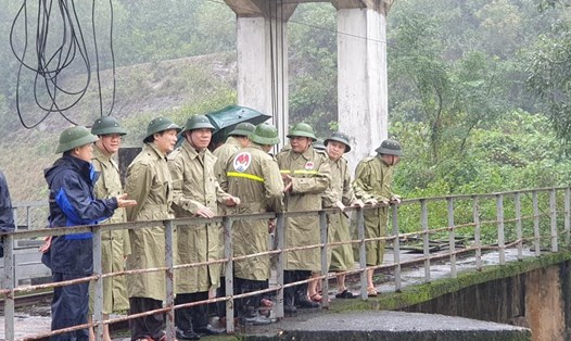 Bộ trưởng Bộ NNPTNT Nguyễn Xuân Cường trao đổi với lãnh đạo Hà Tĩnh khi kiểm tra hồ Kẻ Gỗ trưa 15.11. Ảnh: TT.