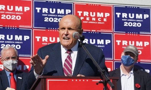 Tổng thống Donald Trump đã cử cựu thị trưởng New York Rudy Giuliani phụ trách các thách thức pháp lý về kết quả bầu cử sau loạt vụ kiện thất bại hôm 13.11. Ảnh: AFP