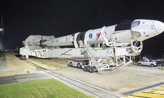 Tên lửa bệ phóng SpaceX Falcon 9 và tàu vũ trụ Crew Dragon của Space X được triển khai tại Trung tâm Vũ trụ Kenedy ở Florida, Mỹ. Ảnh: AFP
