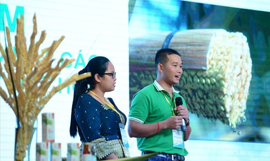 Thí sinh trình bày dự án chế biến sản xuất các sản phẩm từ mật hoa dừa. Ảnh Dương Triều