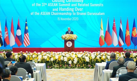 Thủ tướng Nguyễn Xuân Phúc-Chủ tịch ASEAN 2020-phát biểu tại lễ bế mạc Hội nghị Cấp cao ASEAN 37 và các hội nghị liên quan. Ảnh: VGP