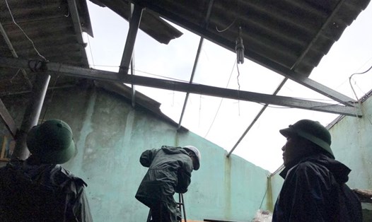 Lực lượng Biên phòng Quảng Trị hỗ trợ người dân lợp lại mái nhà sau khi bão số 13 hết ảnh hưởng. Ảnh: Phan Vĩnh.