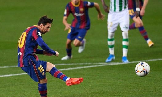 Lionel Messi sẽ nhận tiền thưởng khi thực hiện hết hợp đồng với Barcelona. Ảnh: AFP