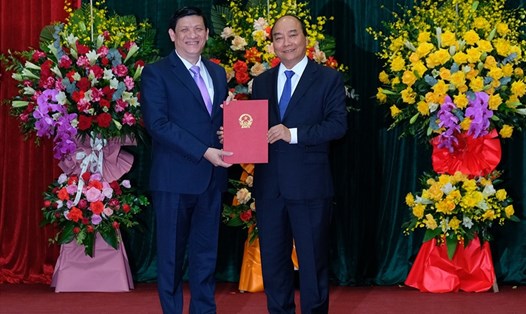 Thủ tướng Chính phủ Nguyễn Xuân Phúc trao quyết định bổ nhiệm chức danh Bộ trưởng Bộ Y tế cho ông Nguyễn Thanh Long. Ảnh: Bộ Y tế.
